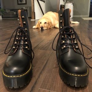 Dr. Martens Leona Boot